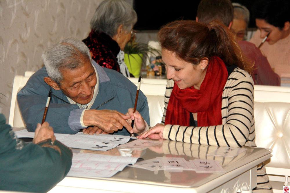 龙振太阳花国际志愿者与爷爷
练习写毛笔字