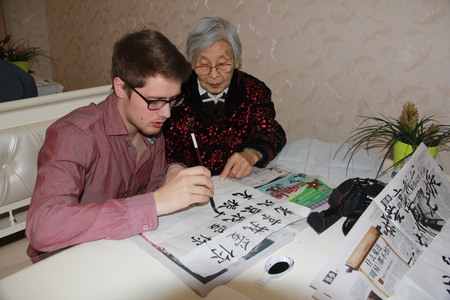 每周龙振太阳花国际志愿者与老人们进行文化交流活动