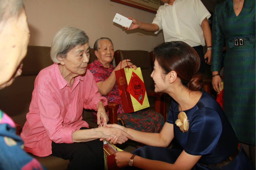 太阳花志愿者、BTV北京卫视
主持人春妮看望老人